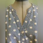 basic editions  Daisy Floral Denim Button Down Shirt - size Medium Photo 3