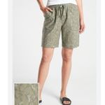 Athleta  Women Size 6 Farallon Bermuda Camo Green Shorts Drawstring Pockets Photo 1