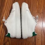 White sneakers with some green on the back of the shoe size 7.5. Photo 3