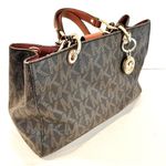 Michael Kors  Signature Cynthia‎ Satchel Purse Women's Medium Brown Gold Hardware Photo 3