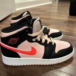 Nike Air Jordan 1 Mids Photo 0