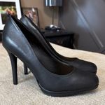 BLEEKER AND BOND Celeste Classic Black Leather Heels Pumps Size 8 Photo 3