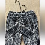 Lululemon  Women’s Jet Crop Luon Heat Wave‎ Black White Streaks Striped Size 6 Photo 5