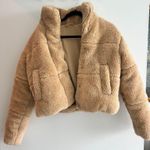 Alo Yoga  Clothing Photo 0