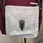 Light grey vinyl adjustable crossbody handbag Gray Photo 1