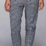 Lululemon  Departure Pant In Plush Petal Floral Black/White Size 8 Photo 0