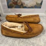 UGG  Australia Women's Dakota 5612 Chestnut Sheepskin Moccasins Slippers Sz 8 Photo 2