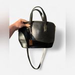 Vera Pelle Black 100% leather cross body bag with gold hardware and zip closure Photo 3