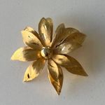 Vintage Brooch stamped JJ Goold Tone Vivid Flourish Flower Flexible Pedals Gold Photo 2
