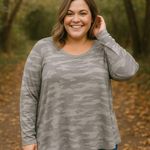 Workshop Republic Clothing Grey Camouflage Sweatshirt Women’s Size 1X Photo 0