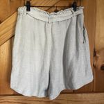 H&M  Woman's 10 Cream Paper‎ bag Shorts Photo 2