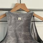 Vuori  Women's Elevation Plyo Tank in pale heather camo size small Photo 4