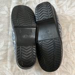 Savvy ‎ Brandy Blue Metallic Floral Slip Resistant Nursing Shoes Size 9 Photo 5