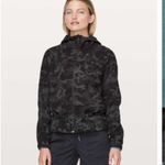 Lululemon  Pack It Up Jacket in black/camo with hood size 2 Photo 3