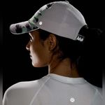 Lululemon NWT  Womens Fast and Free Running Hat *Vent Paint Glide Multi Photo 2