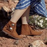 Minnetonka Moccasins Women's Two Button Hardsole Boot In Brown Size 6.5 NWOT Photo 1