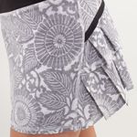 Lululemon Run Pace Setter Skirt (Regular) Beachy Floral White Fossil / Black Size 4 Photo 6