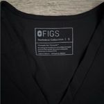 FIGS  Casma Three-Pocket Scrub Top in Black Photo 4