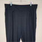 Fabletics Women’s Black Yogi Capri Pants Photo 2