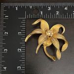 Vintage Unsigned Brushed Gold 3D Flower Brooch Photo 5