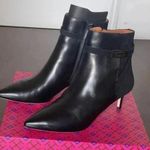 Tory Burch  Ankle boot whit logo T hardware logo size 9 color black .worn once Photo 1