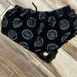 Amuse Society  black patterned short stretchy shorts Photo 3