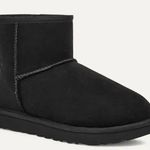 UGG 🖤  Classic Mini Boots Black | Women’s Size 6 ❄️ Photo 0