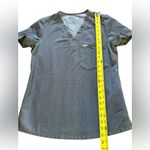 FIGS  Catarina One Pocket Scrub Top Womens Size XS Gray Graphite 2453 Photo 4