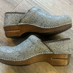 Dansko  XP Clog Blue Lace Pattern Size 39 US 9 **flawed** Nurse Slip Resistant Photo 0