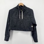 Vuori Halo Essential Funnel Neck Black Camo Pullover Stretch Crop Womens Small Photo 2