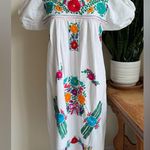 Vintage Mexican Embroidered Floral Dress – White Boho Peasant Midi Festival Size M Photo 0
