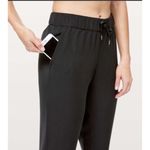 Lululemon  On The Fly Jogger Size 2 Black Athletic Pants 29” Travel Woven W5BZDS Photo 4
