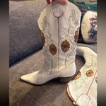 Adorable one of kind white Rebels cowboy boots. 9.5. Vintage. Condition in pics Photo 2