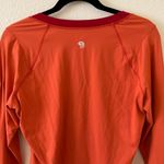 Mountain Hardwear  wicking long sleeve tee with thumb holes hiking and running Photo 8
