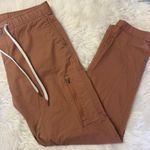 Vuori  Ripstop Pants Copper Size Medium – Rust Brown Photo 2