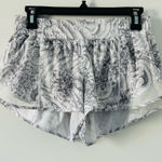 Lululemon Hotty Hot 2.5in White Silver Ditsy Daisy Floral Running Shorts 8 Photo 0