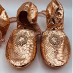 Joan Boyce ballet flats and drawstring bucket bag in rose gold faux leather Pink Size 6 Photo 1