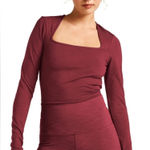 Beyond Yoga Heather Rib Frame Cropped pullover top in Red/Rosewood size small Photo 0