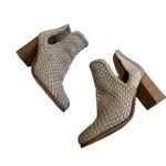 Journee Collection JOURNEE SIGNATURE Gray Side Cutout Kevona Woven Leather Booties, Sz 8.5 Photo 1