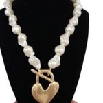 Piper . K VIRAL 21" NECKLACE WITH PEARLS AND A HEART IN MATTE GOLD Photo 3