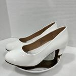 Journee Collection Journee Collection Luu Womens Round Closed Toe Block Heel Pumps. Size: 6M White Photo 4