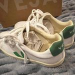 VEJA  Women's Classic White and Green Sneakers Photo 3