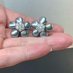 2001 Avon Flower Shaped Pearlesque Button Clip On Earrings Gray Rhinestones Photo 3