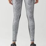 Lululemon Speed Tight V Power Luxtreme Spray Jacquard White Black Size 4 W5AGJS Photo 2