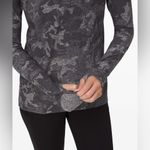Lululemon  On Repeat Runderful Gray Camo Long Sleeve Top Size 8‎ EUC Photo 2