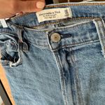 Abercrombie & Fitch Abercrombie The Ankle Straight Ultra High Rise Distressed denim Jeans light wash Photo 2