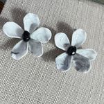 ZARA  White Flower Statement Earrings Photo 10