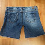 Guess  slightly distressed jeans shorts with raw hem Photo 3