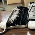 Sneakers Size 40 women’s hi Top sneakers, zipper side wore one time really cool Black Photo 0