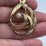 Brooks Vintage 3D plume and cultured pearl brooch. Photo 3
